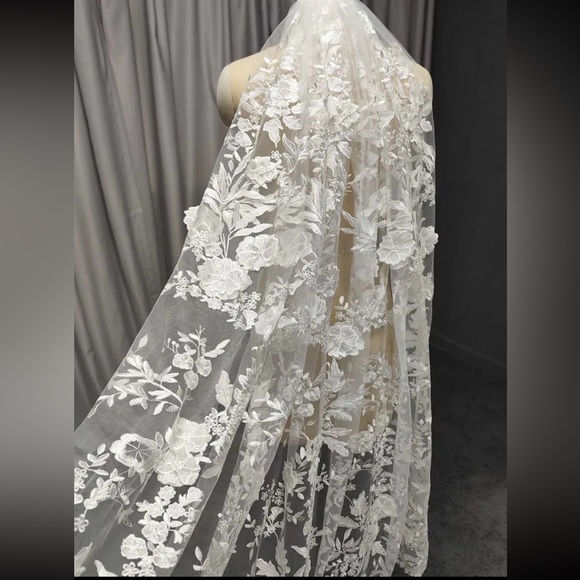 🆕 WALTZ VEIL in 3D Floral Lace Wedding Veil With Comb in IVORY 150cm (55-inches) - Picture 4 of 5